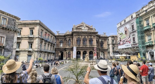 Foto Locale commerciale in Via Teatro Massimo, Catania Centro Storico