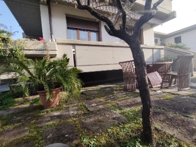 Foto Villa a schiera a Massa Marina di Massa Centro di 80 m² con 5 locali