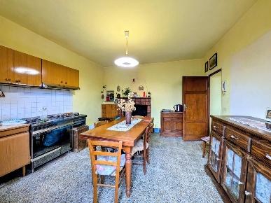 Foto Casa indipendente a Molazzana di 180 m² con 7 locali in vendita
