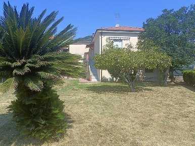 Foto Appartamento a Carrara Porta a Lucca di 240 m² con 10 locali