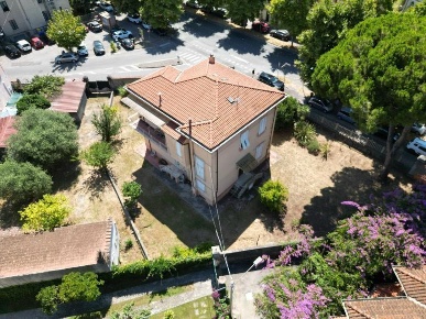 Foto Villa unifamiliare a Massa Centro di 220 m² con 11 locali in vendita