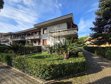 Foto Appartamento a Massa Marina di Massa Centro di 120 m² con 6 locali