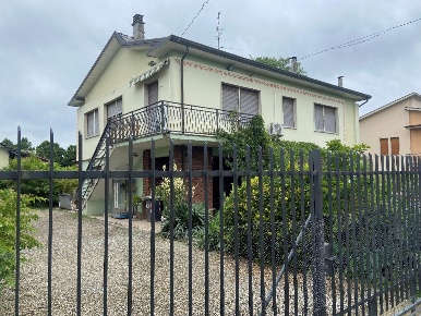 Foto Villa unifamiliare a Sale di 184 m² con 7 locali in vendita