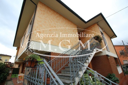 Foto Villa unifamiliare a Buti Cascine La Croce di 310 m² con 9 locali