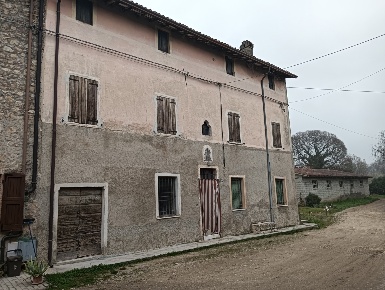 Foto Rustico in Strada Sale 29, Monzambano di 500 m² con 5 locali