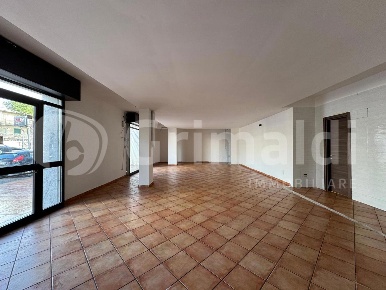 Foto Negozio in Corso ITALIA 389, Quarto di 95 m² con 2 locali in affitto