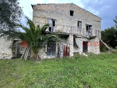 Foto Rustico in Via Cuoci 3, Minturno di 200 m² con 5 locali in vendita