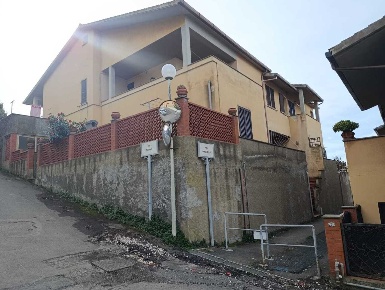 Foto Appartamento in Via Donatello, Piombino Centro di 130 m² con 5 locali