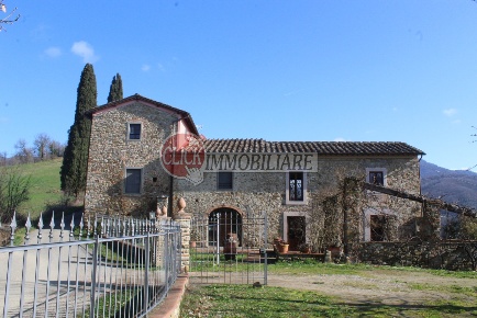Foto Casa indipendente a Vicchio di 560 m² con 20 locali in vendita
