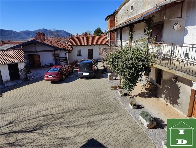 Foto Rustico a Trieste di 2990 m² con 12 locali in vendita