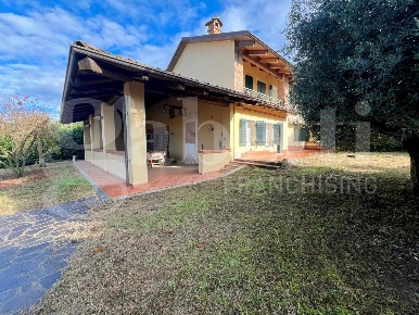 Foto Appartamento in Frazione Rivalta Borgata Genesi, La Morra di 290 m²