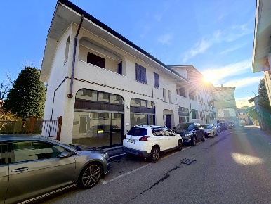 Foto Negozio a Inveruno Centro di 90 m² con 3 locali in vendita