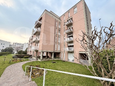 Foto Appartamento in Via XI Febbraio 2, Lecco Centro di 138 m² con 4 locali