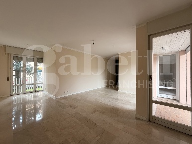 Foto Appartamento in Via XI Febbraio 2, Lecco Centro di 138 m² con 4 locali