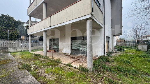 Foto Negozio in Via Mincio 2, Tortoreto Salino di 106 m² con 1 locali