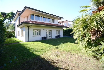 Foto Villa unifamiliare in Via Antonio Frati, Viareggio di 360 m²
