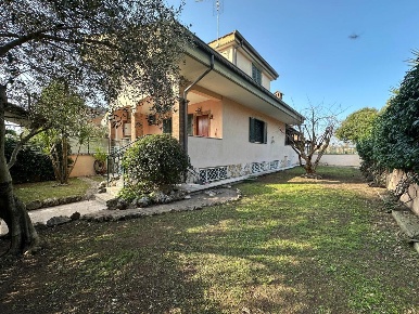 Foto Villa bifamiliare in Via Svetonio 73, Guidonia Montecelio Marco Simone