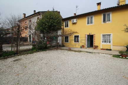 Foto Rustico in Via Castello 43, Gambellara Centro di 207 m² con 5 locali