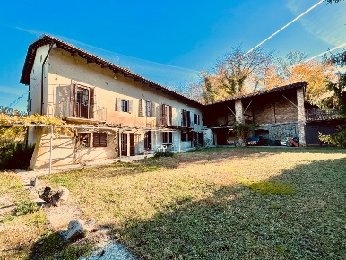 Foto Casale in Località Panate 18, Farigliano di 270 m² con 10 locali