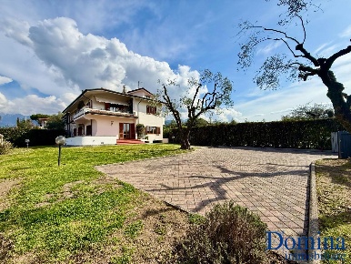 Foto Villa bifamiliare a Massa Centro di 200 m² con 5 locali in vendita