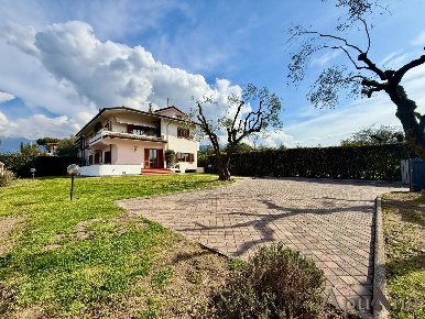 Foto Villa bifamiliare a Massa Centro di 200 m² con 5 locali in vendita
