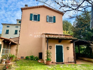 Foto Villa unifamiliare a Crespina Lorenzana di 192 m² con 9 locali