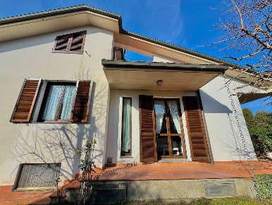 Foto Villa bifamiliare a Ponsacco Centro di 200 m² con 9 locali in vendita