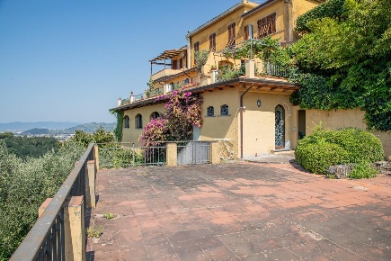 Foto Case semi ndipendenti a Massa Centro di 260 m² con 9 locali in vendita