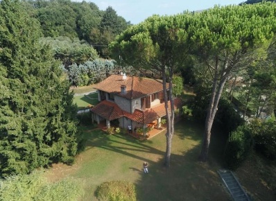 Foto Villa unifamiliare a Camaiore Camaiore Paese di 685 m² con 8 locali