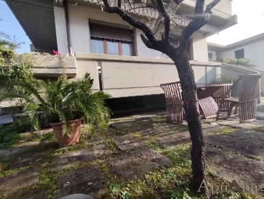 Foto Villa a schiera a Massa Marina di Massa Centro di 80 m² con 5 locali