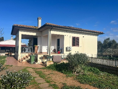 Foto Casa indipendente a San Vincenzo di 150 m² con 5 locali in vendita