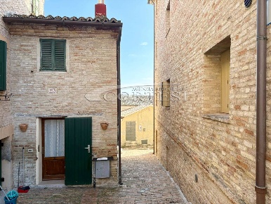 Foto Appartamento a Trecastelli di 100 m² con 8 locali in vendita