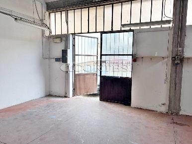 Foto Locale commerciale a Perugia di 150 m² con 3 locali in vendita