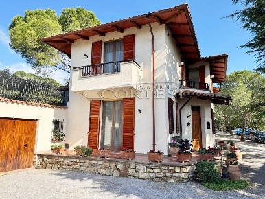 Foto Casa indipendente a Passignano sul Trasimeno di 170 m² con 5 locali
