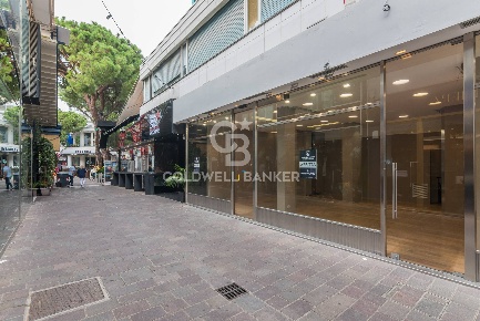 Foto Negozio in Viale Ceccarini 57, Riccione Centro di 120 m² con 2 locali