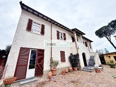 Foto Villa unifamiliare in Via Sant'Agostino, Pietrasanta di 200 m²