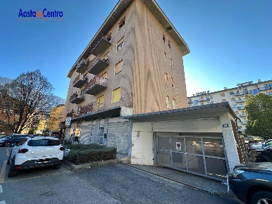 Foto Posti auto in Via Cesare Battisti, Aosta Centro di 11 m² con 1 locali