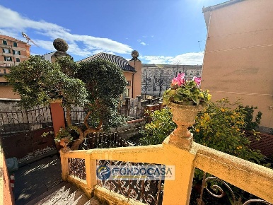 Foto Casa indipendente in Salita Aquileila 1, Savona di 220 m² con 9 locali