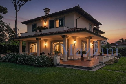 Foto Villa unifamiliare in Via San Camillo, Forte dei Marmi Vittoria Apuana