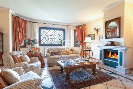 Foto Villa unifamiliare in Via Laertina, Marta di 283 m² con 5 locali