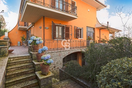 Foto Villa unifamiliare in Via Laertina, Marta di 283 m² con 5 locali