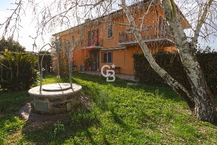 Foto Villa unifamiliare in Via Laertina, Marta di 283 m² con 5 locali