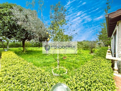 Foto Villa unifamiliare in via Narciso di Mare 7, Lecce di 180 m²