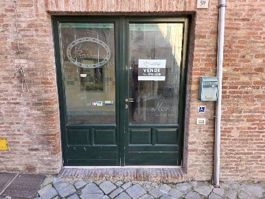 Foto Locale commerciale in VIA CAVALLOTTI 59, Fabriano Centro di 154 m²