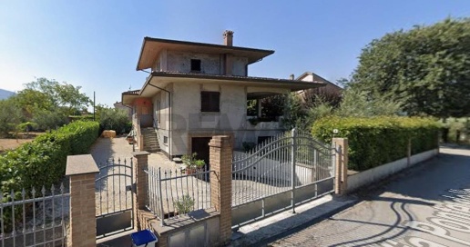 Foto Villa unifamiliare in Ponte delle Cartiere, Gualdo Tadino Centro