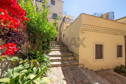 Foto Casa indipendente in Via Dei Fabi 1, Taormina Centro di 335 m²