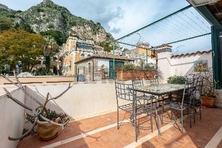 Foto Appartamento in Via Naumachia 6, Taormina Centro di 175 m² in vendita