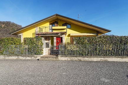 Foto Villa unifamiliare a Villa d'Almè Centro di 310 m² con 5 locali
