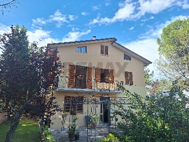 Foto Appartamento a Bevagna di 120 m² con 4 locali in affitto
