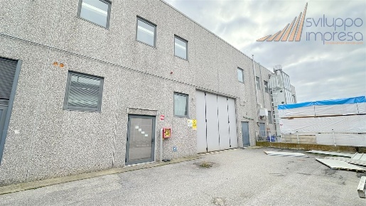 Foto Capannone industriale in via belvedere, Arcore Centro di 586 m²